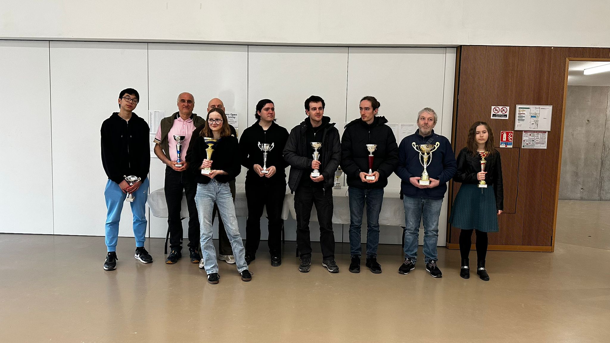 Groupe de lauréats tenant des trophées lors de la remise des prix du 3e Open d’Hiver 2026 à Saint‑Michel‑sur‑Orge.